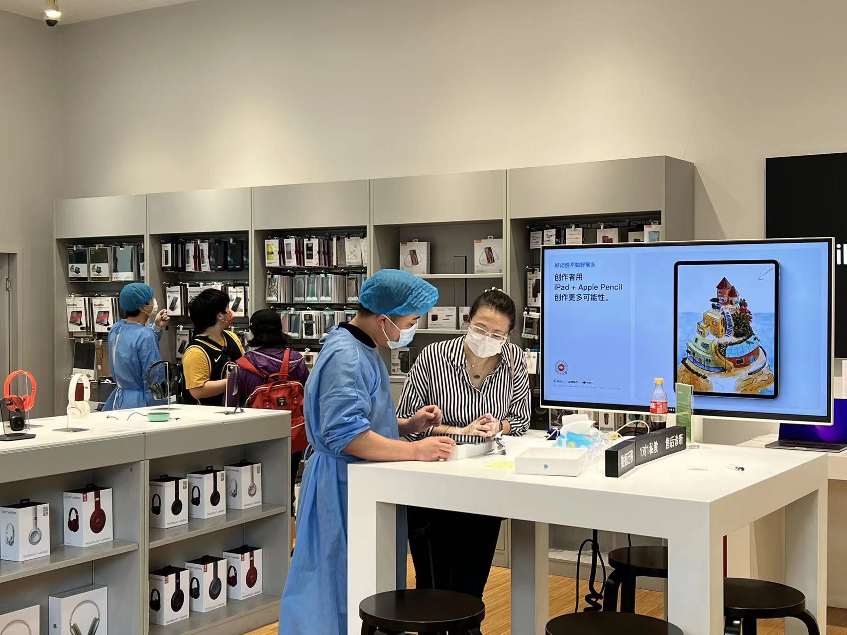 南京路商圈,陸家嘴商圈多家商場今天回歸,美妝,運(yùn)動,電子產(chǎn)品都有!